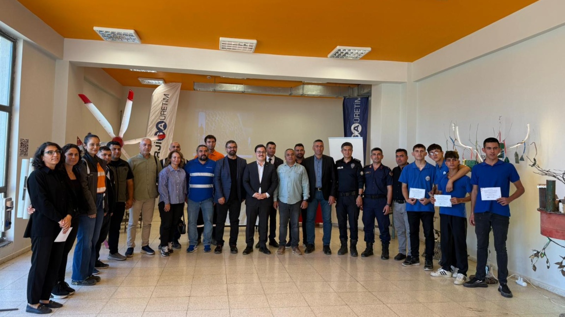 Gençlerimizin Çevre Bilinci ile Sanatı Birleştirerek Ortaya Koydukları Özgün Eserler Sergisi